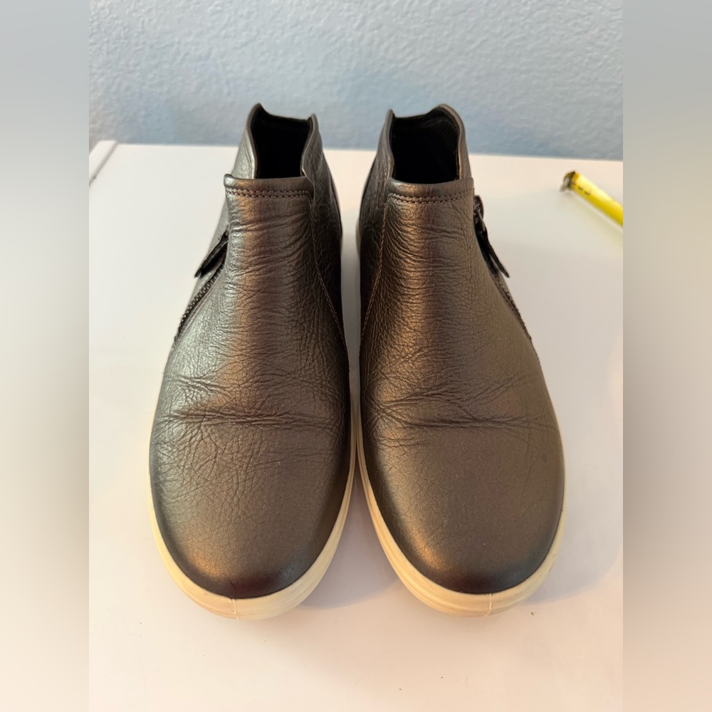 ECCO Soft 7 Women’s Leather Zip Bootie Metallic Olive Gray Size 7 W